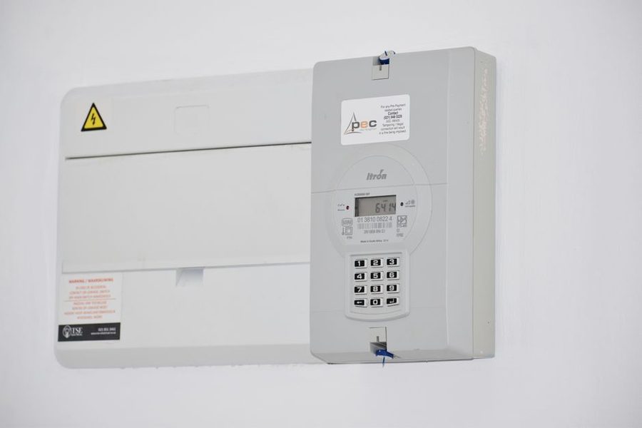 Contador de electricidade e factura sobre uma mesa