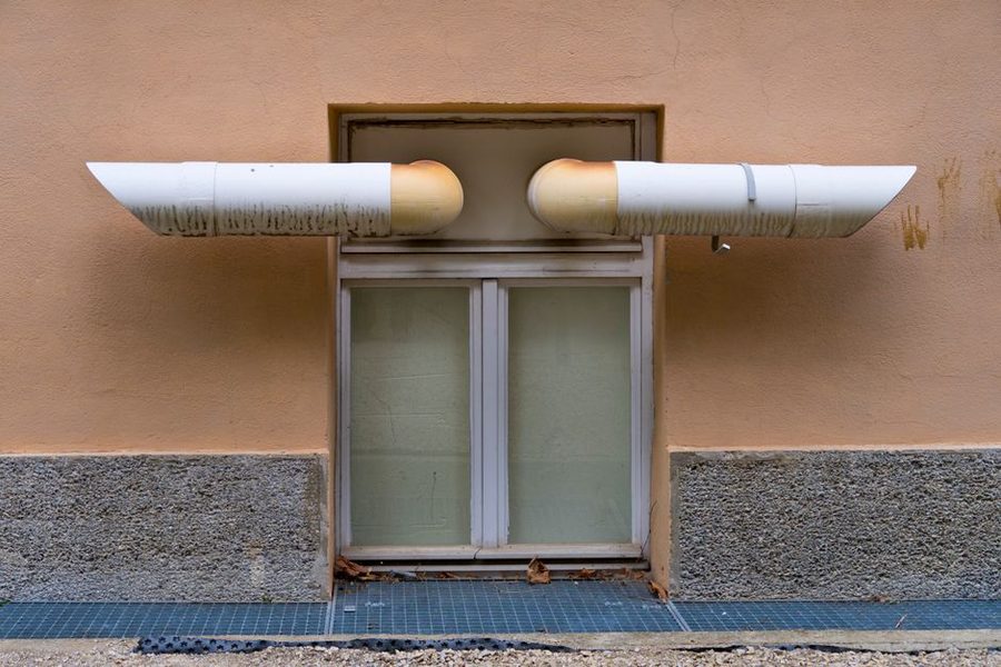 Tubo de exaustão de ar condicionado a sair por uma janela