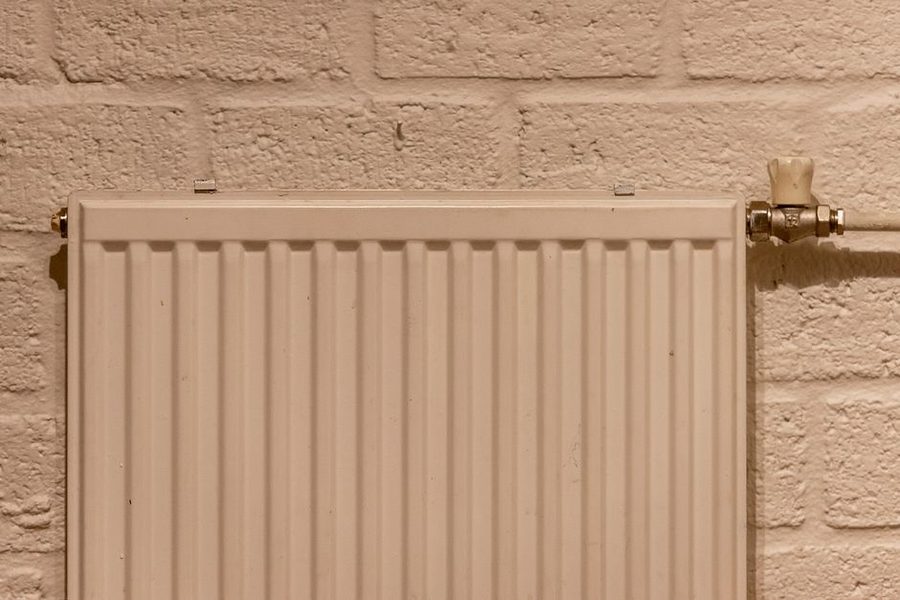 Aquecedor eléctrico junto a um sofá numa sala no Inverno