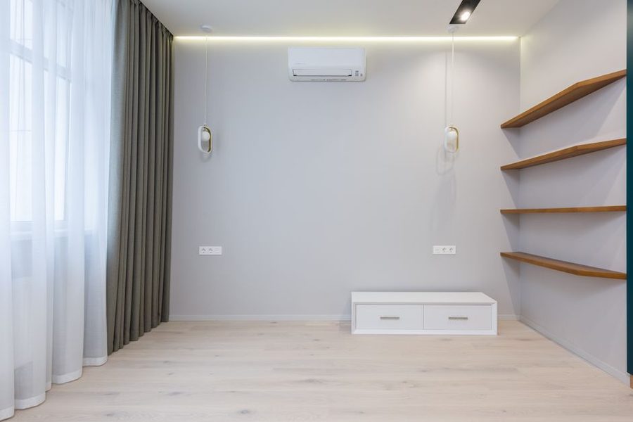 Unidade de ar condicionado portátil numa sala de estar ampla